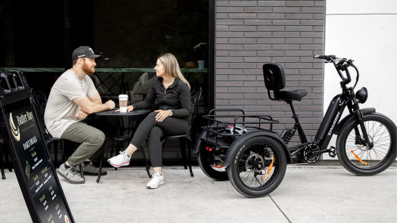 couple dans un café a côté de leur vélo électrique Taubik